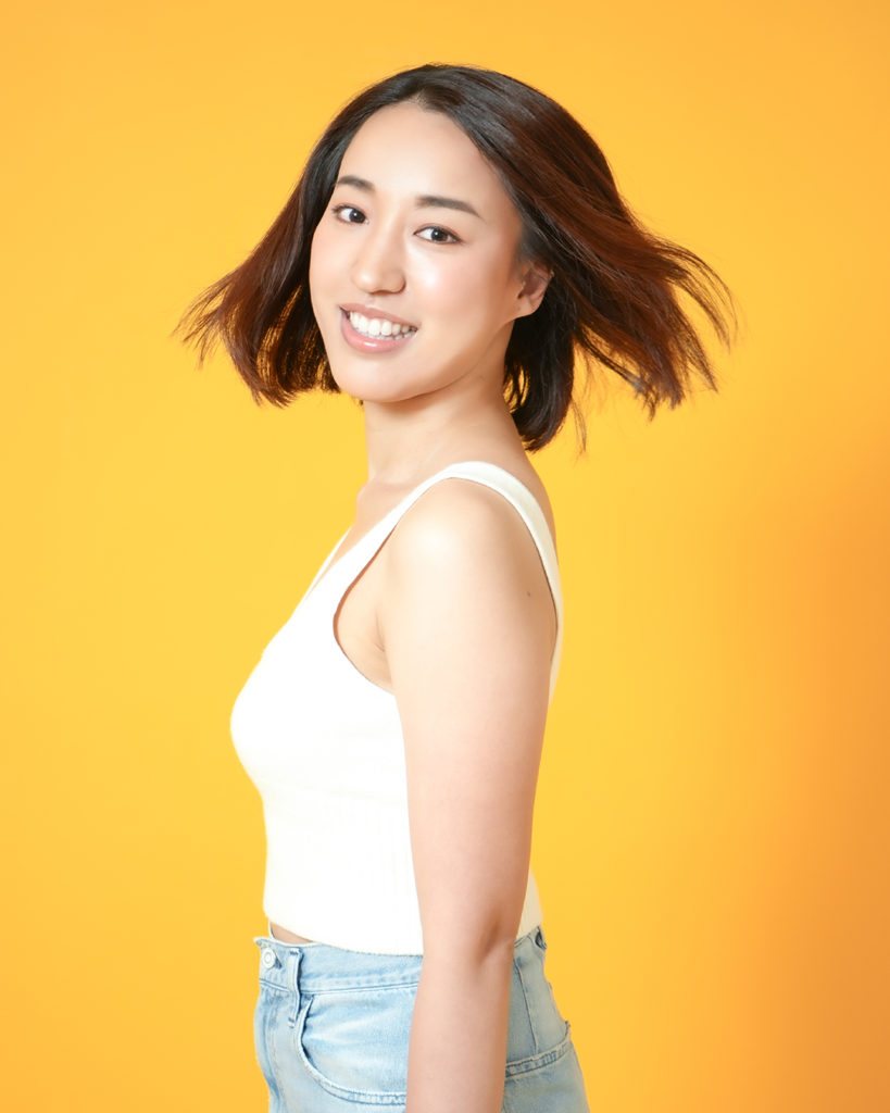 風で髪がなびいている女性