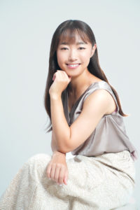女性が座ってポーズをとっている