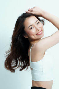 女性がポージングしカメラを見ている