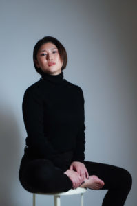 カメラに向かってポージングする女性