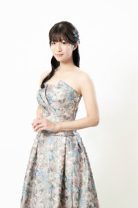 ドレスを着た女性