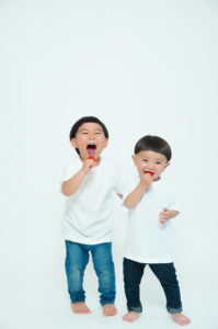 いちごを食べる男の子ふたり