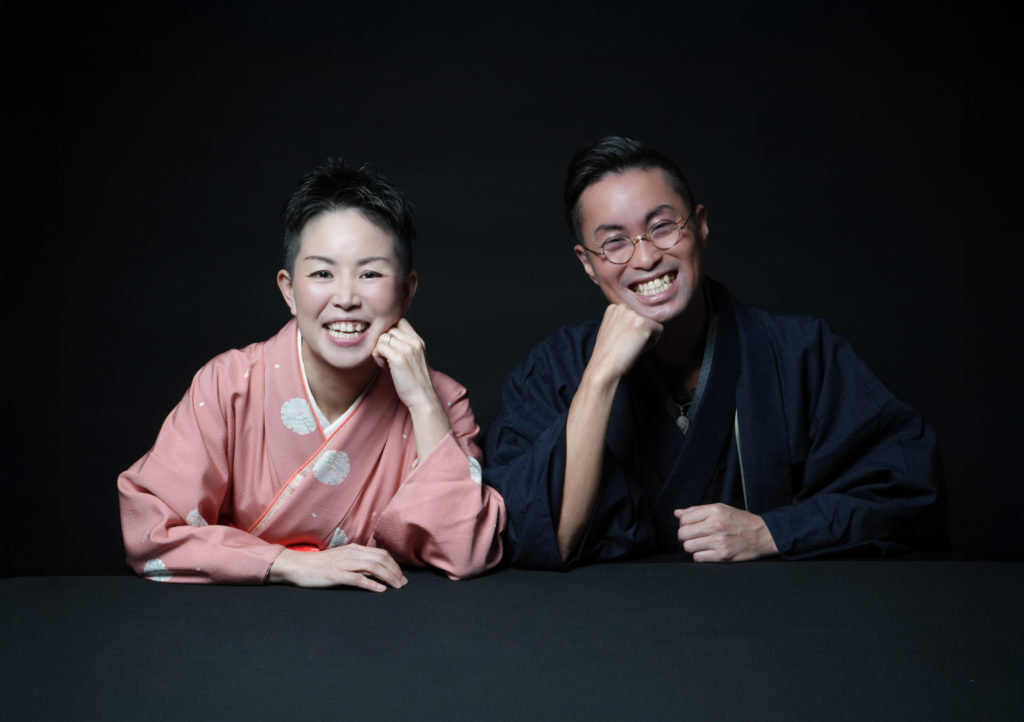 着物を着た笑顔の夫婦