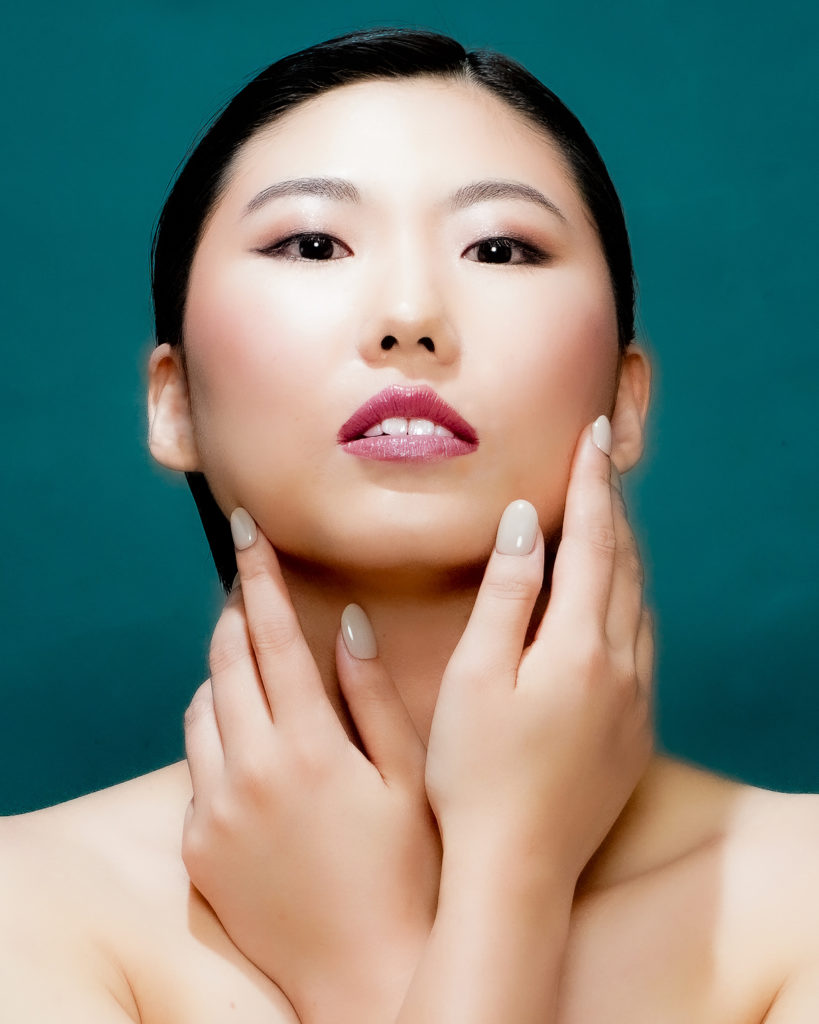 女性がネイルチップをつけてポーズを取っている