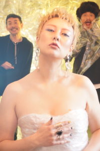 ヘアメイクアーティストとフォトグラファーとモデル