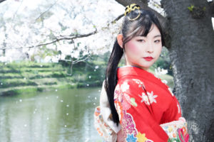 桜の木の下の女性