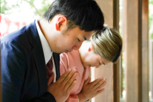 男性と女性がお願い事をしている