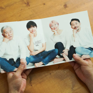 FICTIONアルバムを開いている