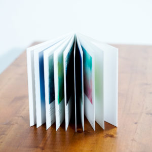 FICTIONアルバムを立てて開かれている