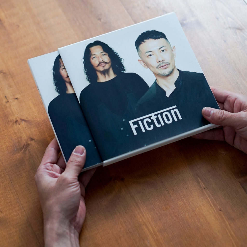 FICTIONアルバムをケースから抜いている