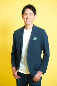 男性が笑顔で立っている