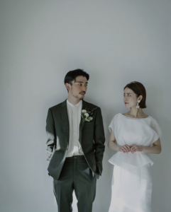 ドレスを着た女性とタキシードを着た男性