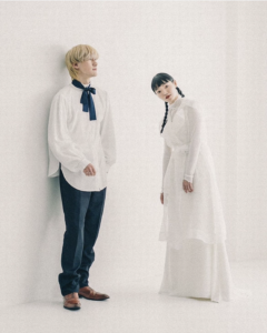ドレスアップした男性と女性