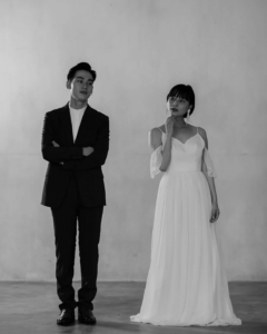 ドレスアップした男性と女性