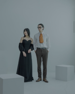 ドレスアップした男性と女性