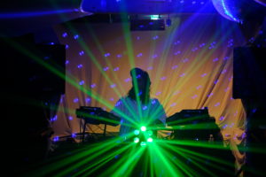 男性がDJをしている