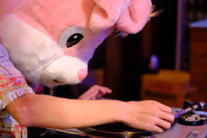 うさぎの着ぐるみがDJをしている