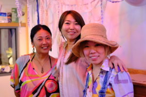 女性が３人笑顔でいる