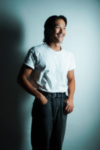 男性が笑顔で立っている