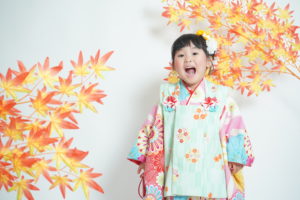 七五三で紅葉の背景の女の子