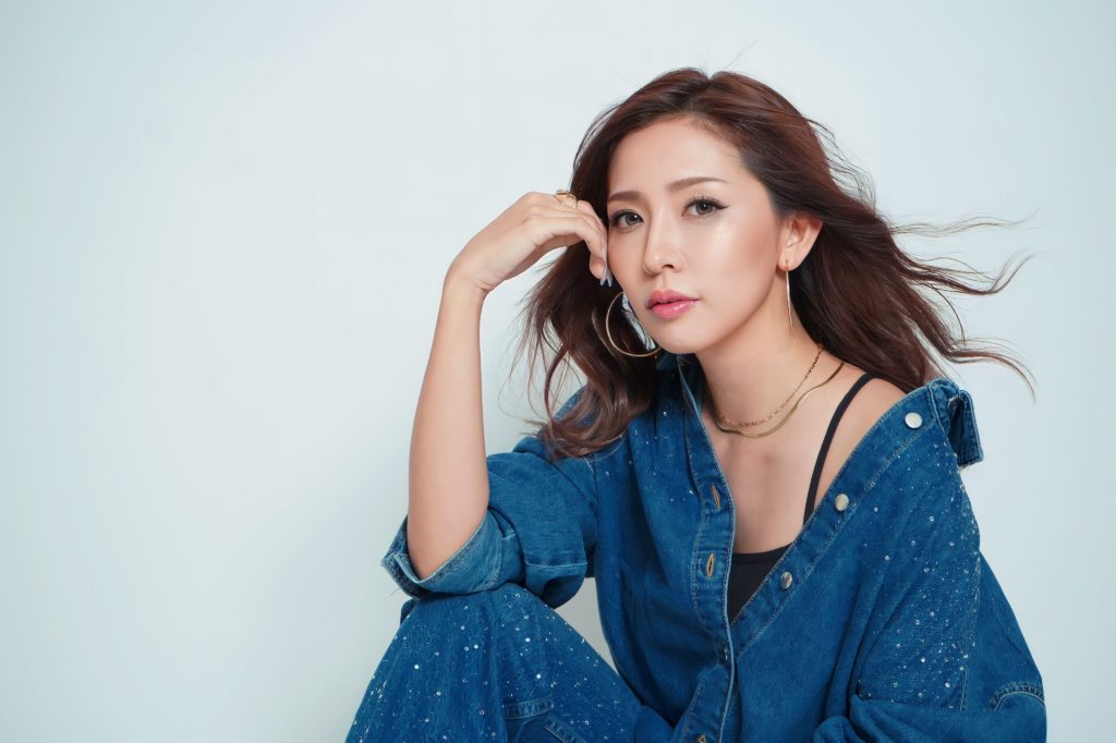 風に髪がなびく女性