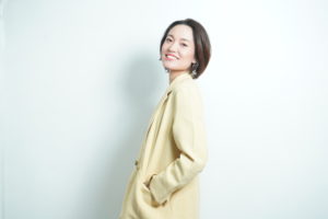黄色のジャケットを羽織った女性