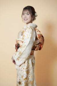 着物を着た女性が微笑んでいる