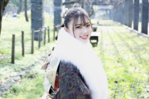 着物を着た女性が微笑んでいる