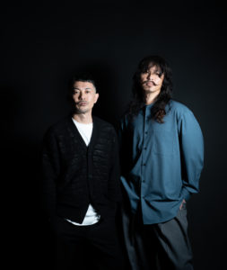 男性二人が立っている