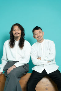 男性二人が腰掛けている