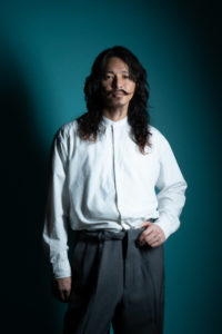 男性が立っている