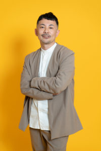 男性が立っている