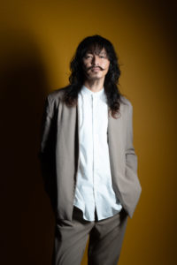 男性が立っている