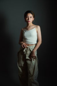 女性がポーズをとり立っている