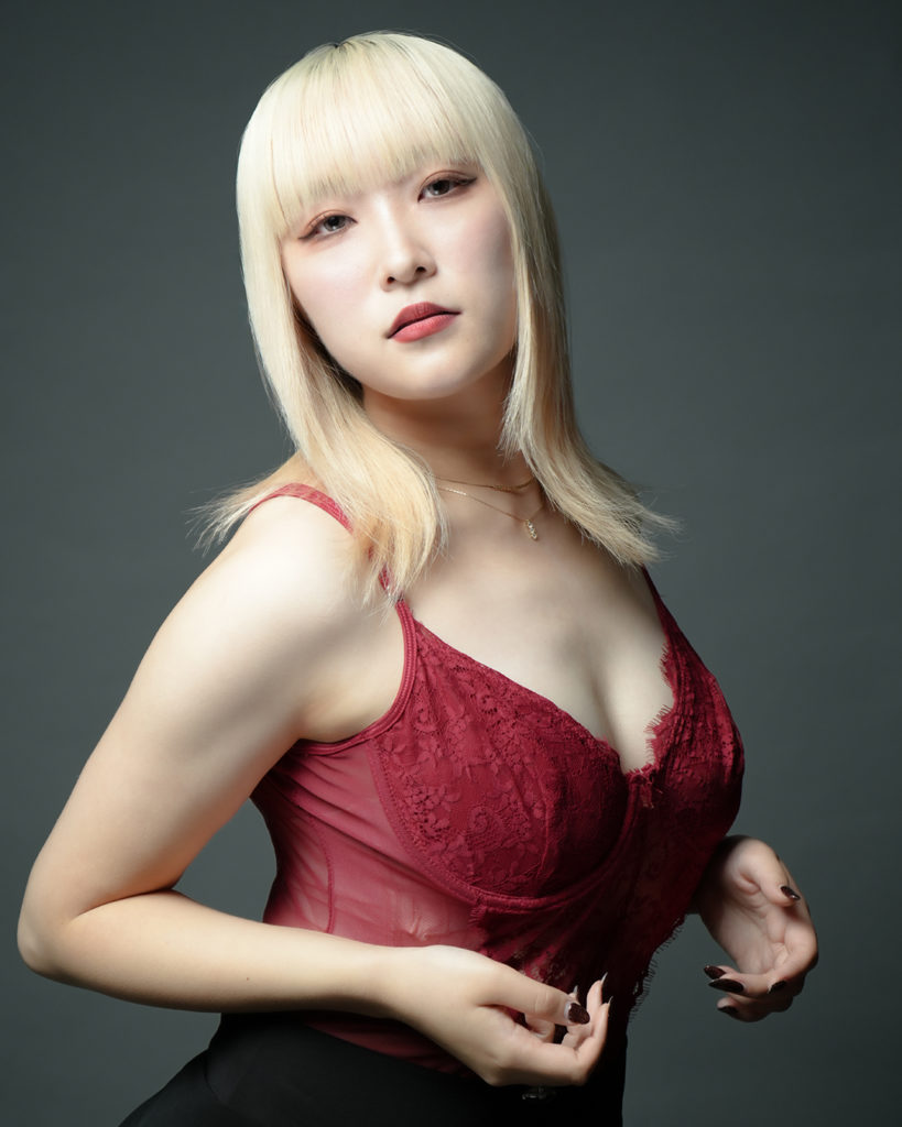 女性が立っている写真