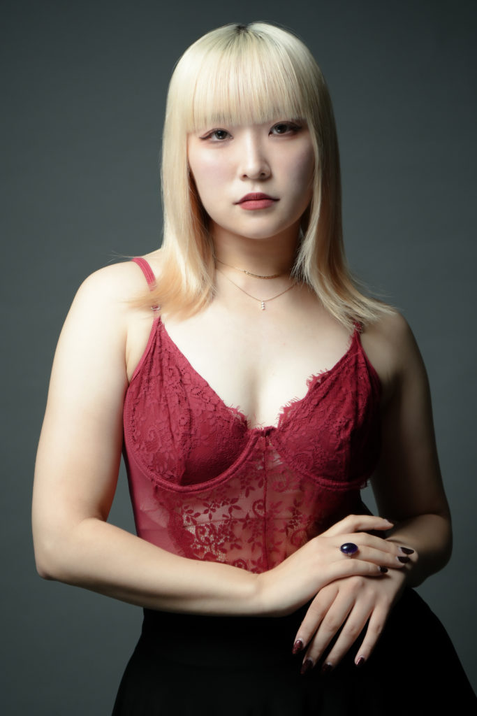 女性が立っている写真