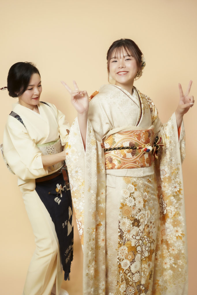 着物を着付けられている女性