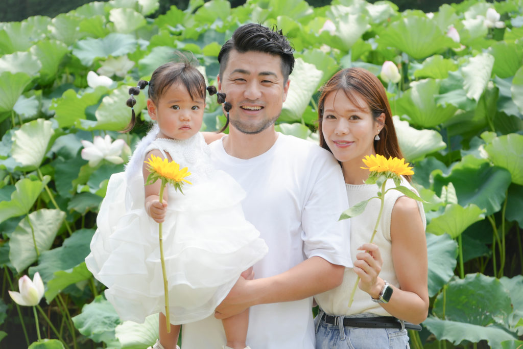蓮の花の前での家族写真