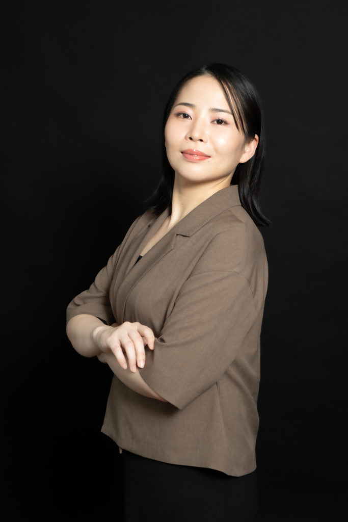 女性が腕を組んでいる写真