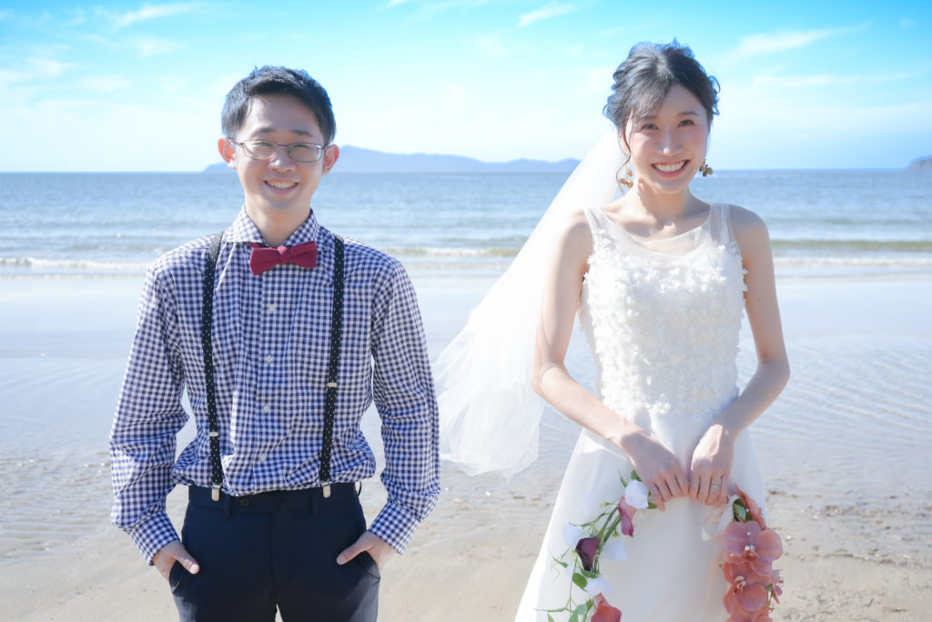 海辺の新郎新婦
