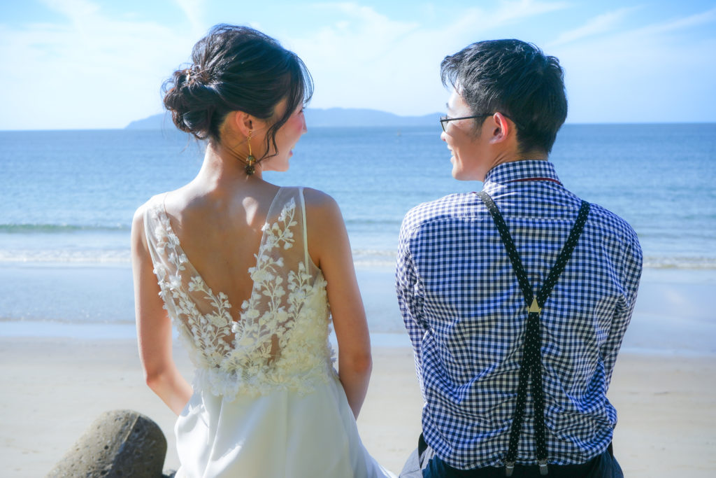海辺の新郎新婦