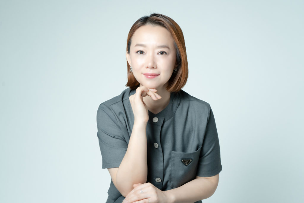 女性が肘をつきポーズをとっている