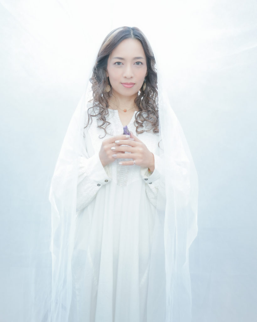 白のヴェールを付けた女性