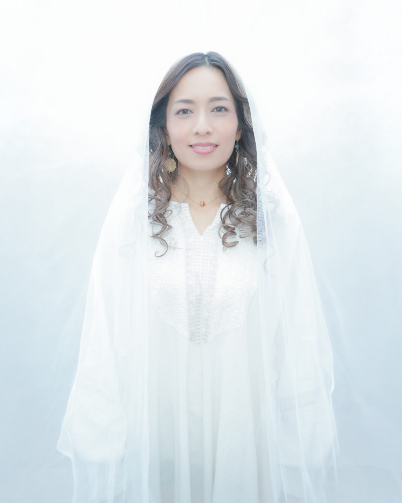 白のヴェールを付けた女性