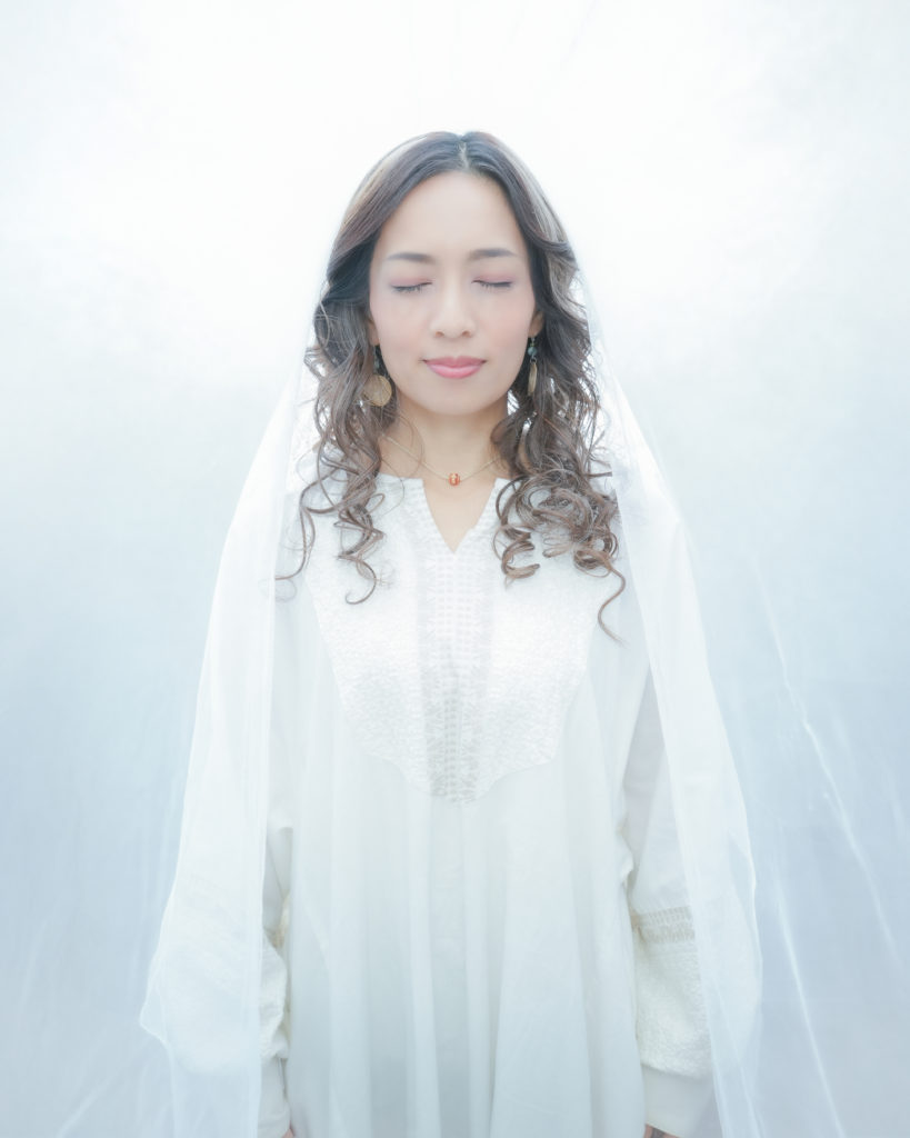 白のヴェールを付けた女性