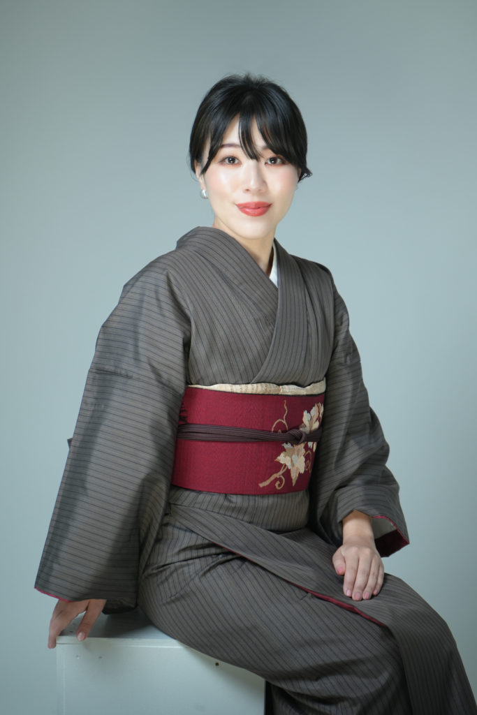 着物を着た女性が微笑んでいる