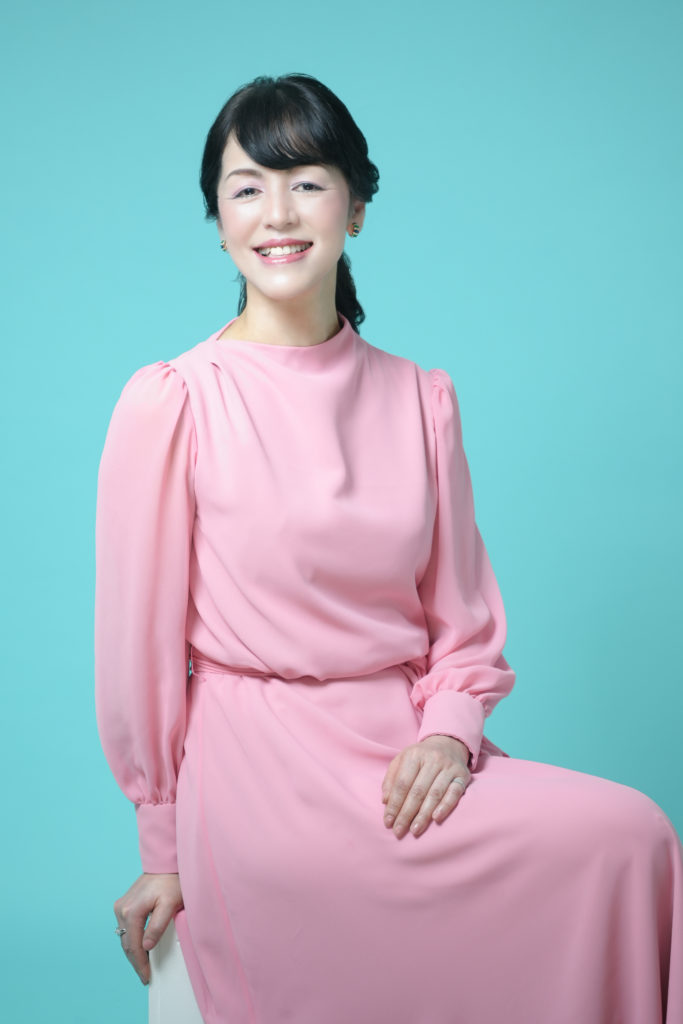 ピンクのドレスを着た女性の写真