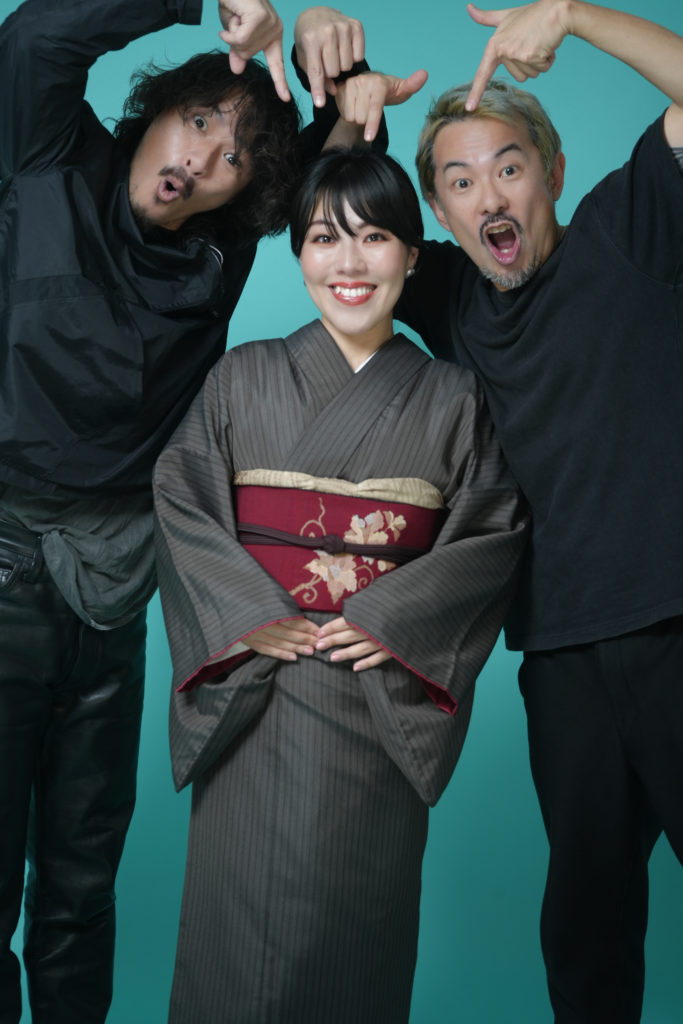 着物を着た女性とStudio Fictionのふたり