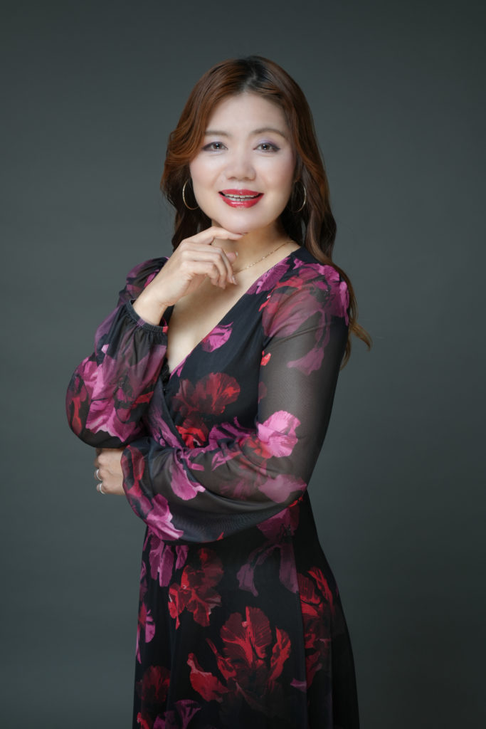 花柄のワンピースを着られた女性の写真