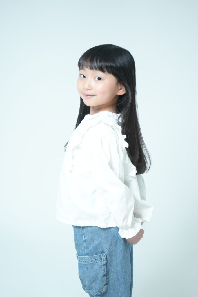 白いシャツにデニムのGパンの女の子